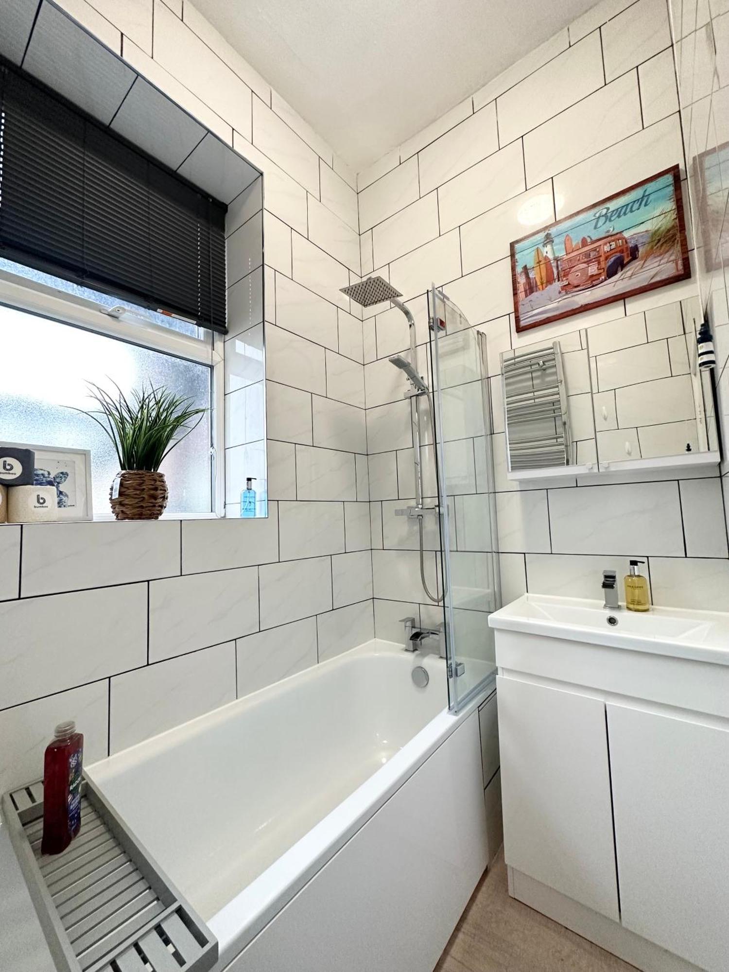 The City Surfer Apartment - By Coastline Retreats - Parking Included - Sleeps 5 - City Centre Bournemouth Dış mekan fotoğraf