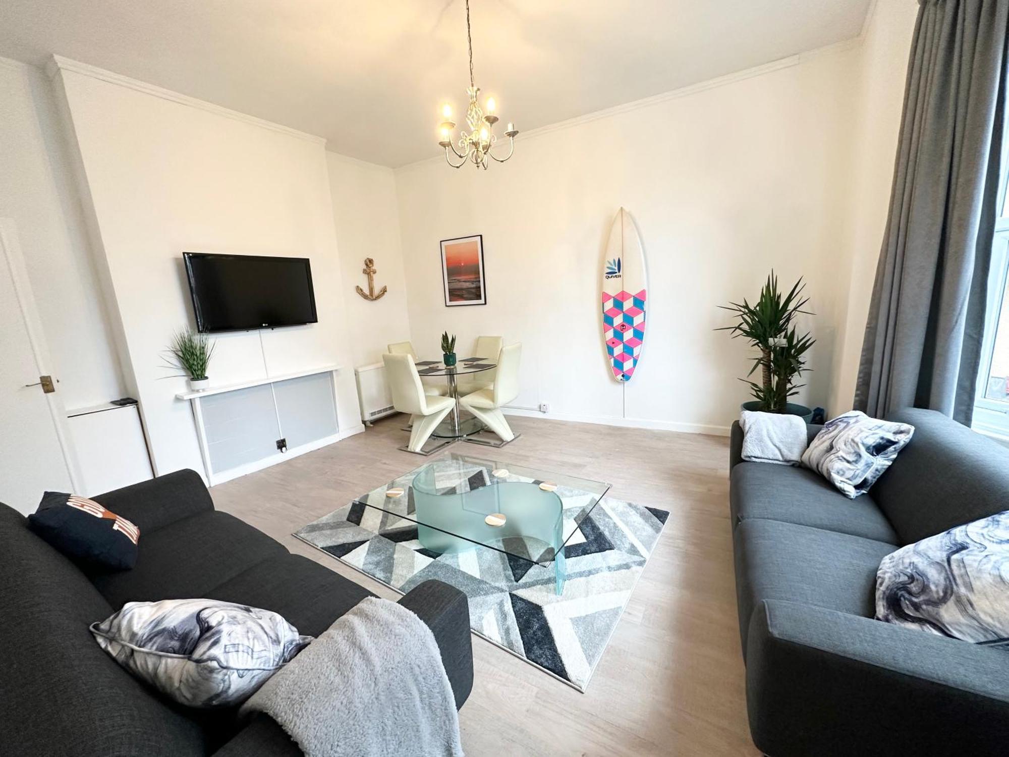 The City Surfer Apartment - By Coastline Retreats - Parking Included - Sleeps 5 - City Centre Bournemouth Dış mekan fotoğraf