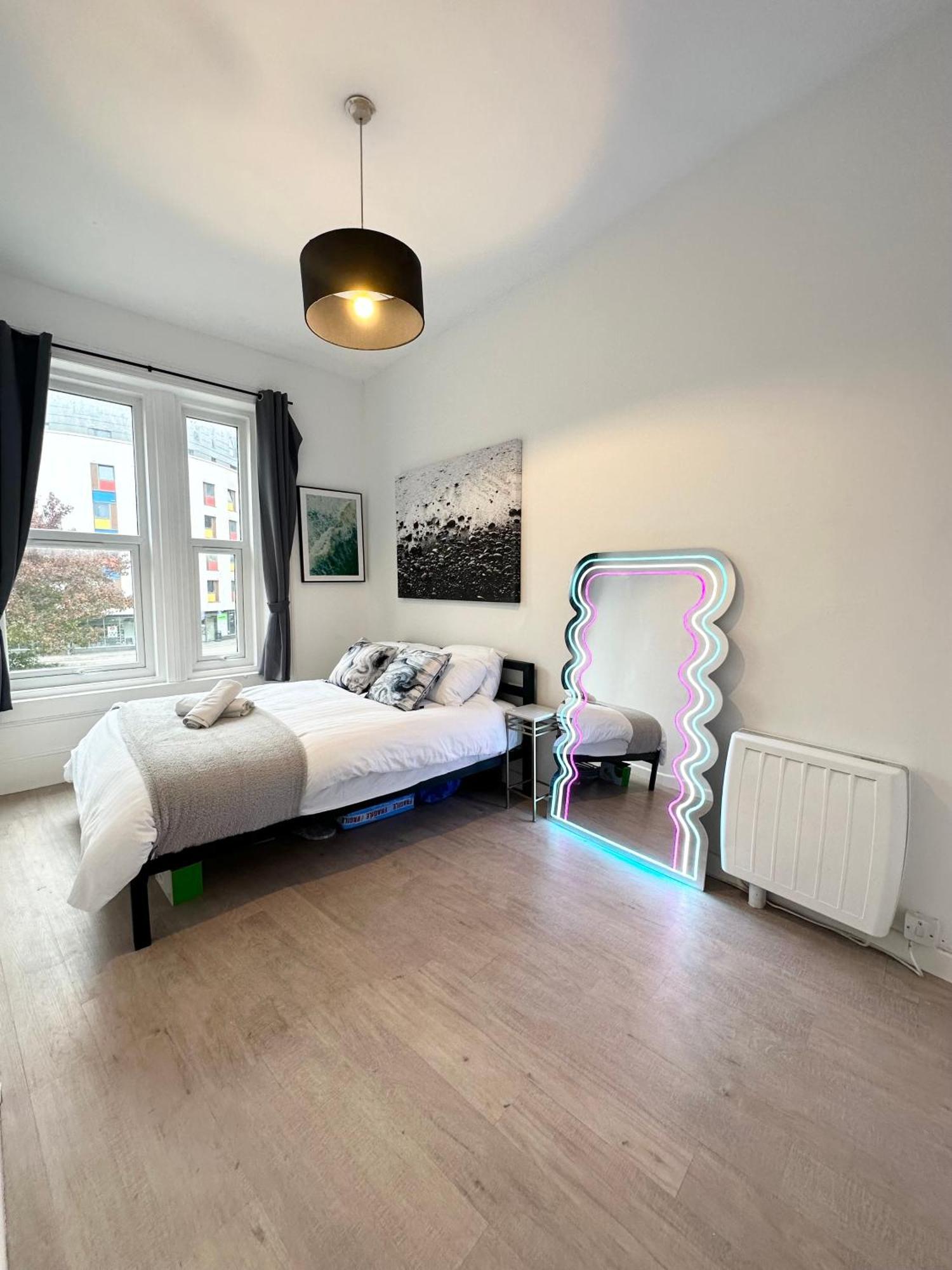 The City Surfer Apartment - By Coastline Retreats - Parking Included - Sleeps 5 - City Centre Bournemouth Dış mekan fotoğraf