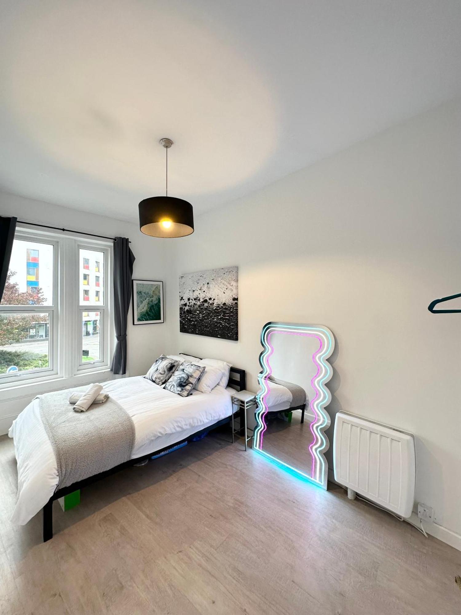 The City Surfer Apartment - By Coastline Retreats - Parking Included - Sleeps 5 - City Centre Bournemouth Dış mekan fotoğraf