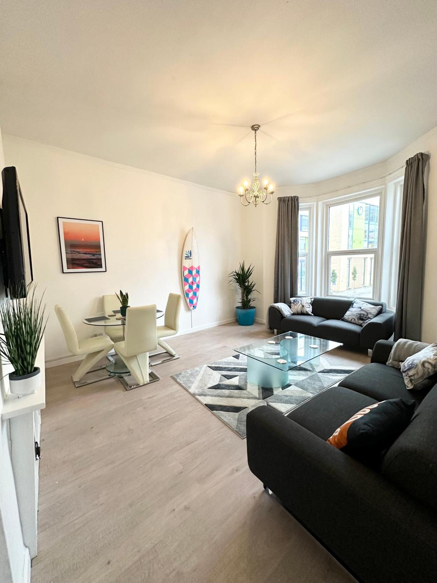The City Surfer Apartment - By Coastline Retreats - Parking Included - Sleeps 5 - City Centre Bournemouth Dış mekan fotoğraf