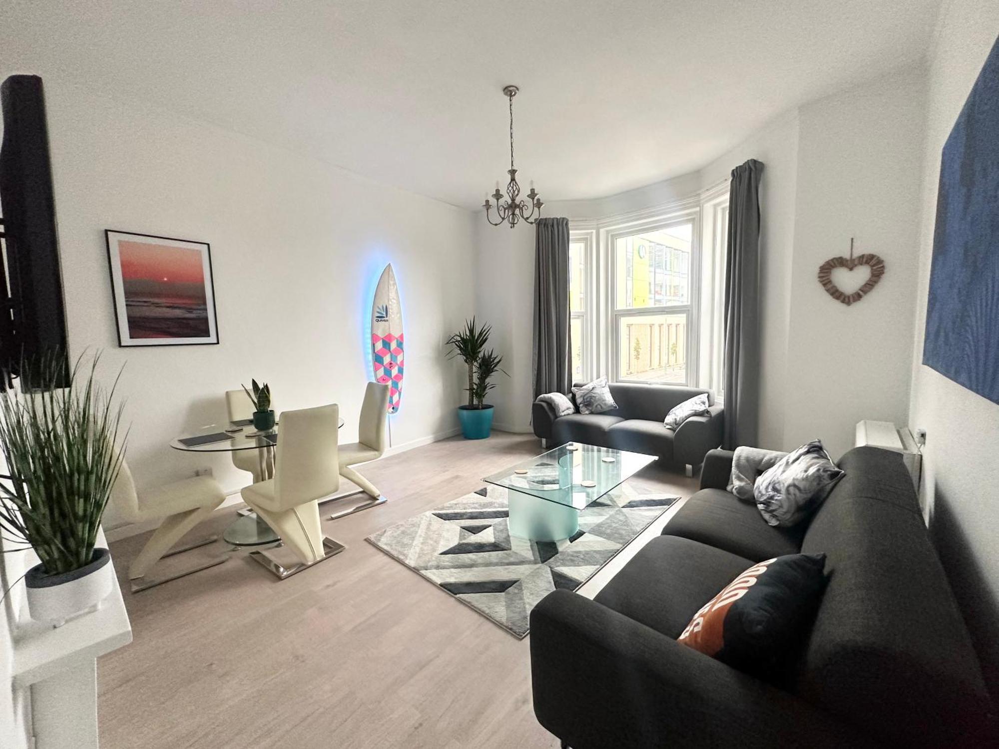 The City Surfer Apartment - By Coastline Retreats - Parking Included - Sleeps 5 - City Centre Bournemouth Dış mekan fotoğraf